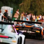 Combinaison de Yannick Dalmas, des autos des 24 Heures du Mans : une grosse vente aux enchères au Mans Classic
